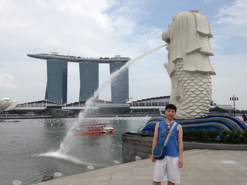 Marina bay sands hotel and Merlion