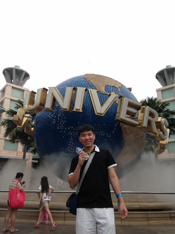 Blogger in front of Universal studio entrance